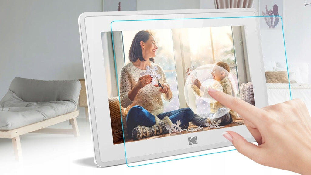 digitāls foto rāmis ar skārienekrānu, fotoattēliem un videoklipiem