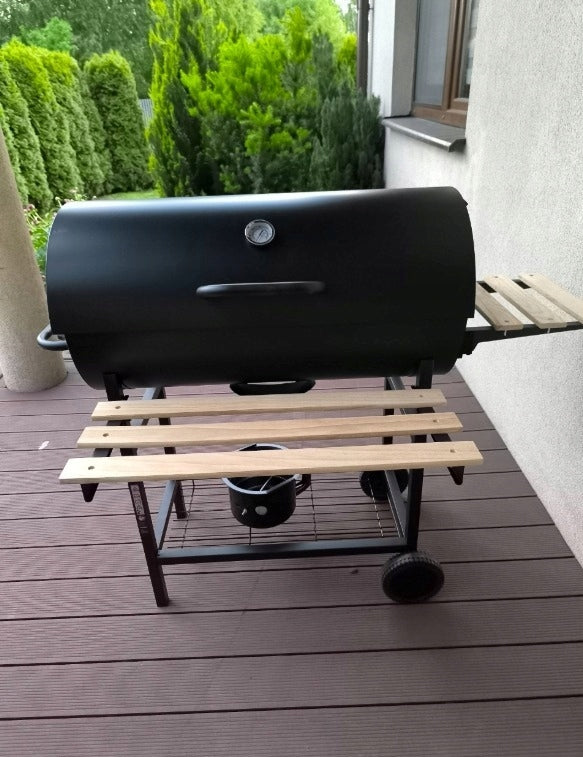 Liels grila ogļu rests uz ritentiņiem
