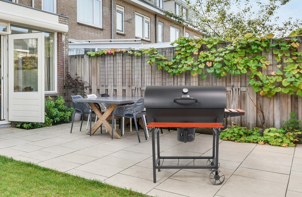 Aia söegrill ratastel, riiulid