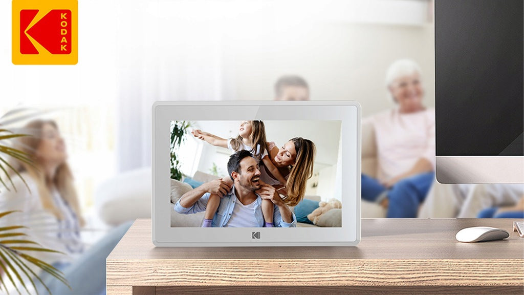 digitāls foto rāmis ar skārienekrānu, fotoattēliem un videoklipiem